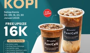 Promo FamilyMart Kamis Kopi: Gratis upsize ke ukuran large hanya Rp 16.000 setiap Kamis sepanjang Januari 2025! Yuk, pilih kopimu! KAMIS KOPI IS BACK! ☕✨ Januari jadi lebih seru dengan Promo Kamis Kopi dari FamilyMart. Kamu bisa dapetin kopi favoritmu dengan gratis upsize ke ukuran large cuma Rp 16.000. Pilihan varian kopinya lengkap banget: ☕ Vanilla Latte ☕ Hazelnut Latte ☕ Coffee Jelly Latte ☕ Ice Dolce Latte ☕ Caramel Macchiato ☕ Kopi Susu Keluarga Promo ini berlaku setiap Kamis selama Januari 2025. Kamu bisa nikmatin promo ini untuk pembelian di store FamilyMart atau melalui FamiApps (tidak berlaku untuk layanan ojol). Ayo, ajak teman-temanmu dan nikmati kopi favorit sambil nongkrong seru di FamilyMart! Jangan sampai kelewatan promo spesial ini. Syarat dan Ketentuan Promo berlaku setiap hari Kamis selama Januari 2025. Gratis upsize hanya berlaku untuk pembelian kopi ukuran large seharga Rp 16.000. Berlaku untuk pembelian di store FamilyMart dan FamiApps. Tidak berlaku untuk layanan pesan antar melalui ojol. Promo dapat berubah sewaktu-waktu sesuai kebijakan FamilyMart. Yuk, manfaatkan Promo Kamis Kopi FamilyMart untuk menikmati kopi favoritmu dengan harga spesial sepanjang Januari ini!