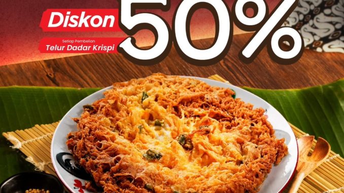 Promo Padang Merdeka Hari Batik diskon 50% Telur Dadar Krispi dengan mengenakan batik